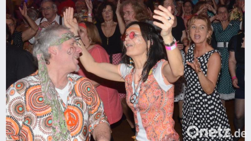 Feiern, Spaß haben, tanzen - am Rosenmontag geht's im Evangelischen Vereinshaus zurück in die 60er Jahre. Bild: Kunz