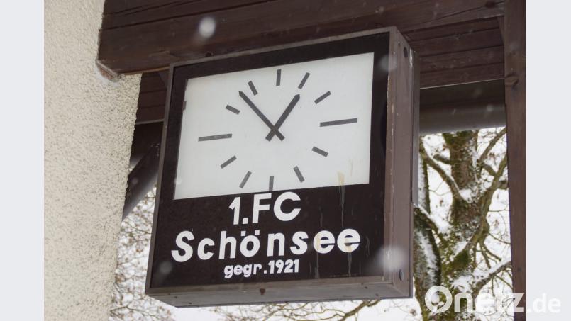 Die Uhr am Sportheim des FC Schönsee ist zwar längst stehengeblieben, doch für den Verein soll die Zeit nicht abgelaufen sein. Der aktuelle Notvorstand Albert Hecker hofft, dass wieder Mitglieder Verantwortung übernehmen, um die fast 100 Jahre alte Gruppierung weiterzuführen. Bild: mmj