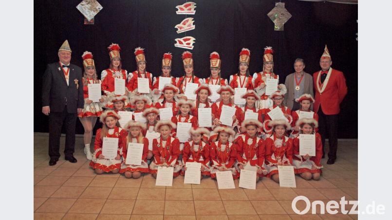 An 26 Mitglieder dar Kinder-, Jugend- und Prinzengarde der Narrhalla Rot-Weiß-Gold konnte Manfred Enders, Mitglied im Präsidium des Landesverbands Ostbayern im Bund Deutscher Karneval , Gardeleistungsabzeichen überreichen. Präsident Daniel Kellner und 2. Bürgermeister Josef Weinfurtner (von rechts) gratulierten. Bild: sön