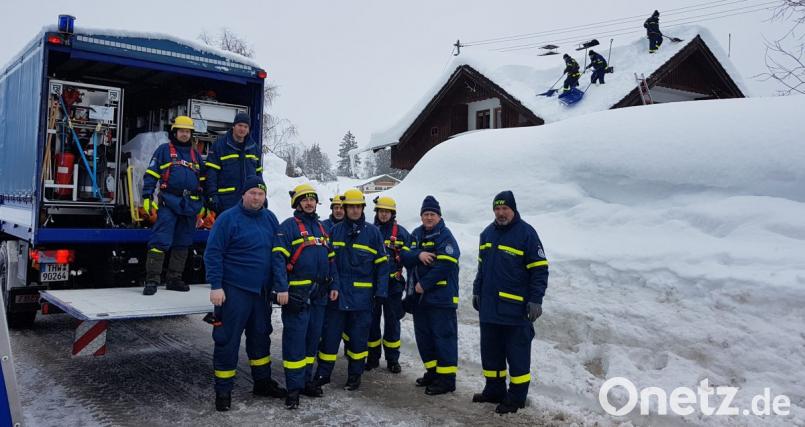 Das Oberviechtacher THW reiste mit zwei Fahrzeugen und neun Helfern zum Schnee-Einsatz ins Werdenfelser Land. Gottfried Berger (vorne Zweiter von links) hielt Oberpfalz-Medien per Handy am Laufenden. Bild: bgl