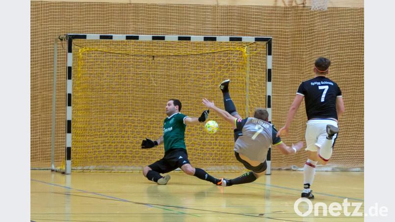 Daniel Bäumler vom TSV Eslarn (Mitte) erzielt hier in artistischer Manier das 1:0 im Halbfinale gegen den Bezirksligisten SpVgg Schirmitz, das noch nicht zum Einzug ins Finale reichte. Im Sechsmeterschießen setzte sich der Kreisklassist aber doch noch durch. Bild: gud