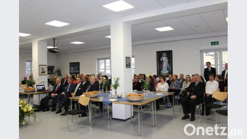 Zahlreiche Gäste durfte Stadtpfarrer Georg Flierl zum traditionellen Neujahrsempfang der Katholischen Pfarrgemeinde im großen Pfarrsaal begrüßen. Bild: exb