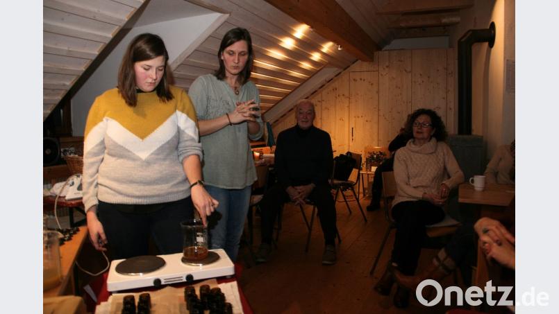 Abwechselnd erklären die „Kräuterfrauen“ Anja Putzer (rechts) und Conny Müller, welche Naturschätze der Steinwald das ganze Jahr über so bietet. Bild: wro