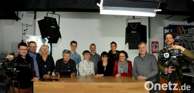 Die MCG-Fotostudios passen gut als Kulisse, denn die Kultur- und Kreativschaffenden in der Region wollen mit einem Verein stärker ins Scheinwerferlicht rücken. Zum Auftakttreffen kommen (von links) Alexander Seitz von der Amberger Gewerbebau, OTV-Geschäftsführer Christoph Rolf, Künstlerin Martina Leithenmayr, Fotograf Michael Geiss, Tim Hemzal, Marion Stiegler (Grafik &amp; Textildesign), Fotograf Marcus Rebmann, Carola Kupfer, Künstler Marcus Trepesch, Ambergs Bürgermeisterin Brigitte Netta, Stadtmarketingvereinschef Thomas Eichenseher und Goldschmied Sebastian von der Recke. Bild: Stephan Huber