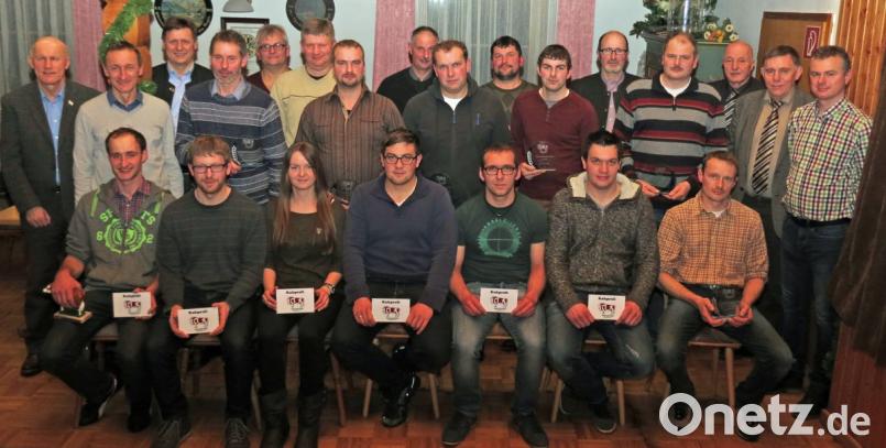 Die Kreisrinderzuchtgenossenschaft Neustadt mit neuem Vorsitzenden Martin Bäumler (rechts) übergibt Ehrenpreise an die „Kuhprofis“, die erfolgreichen Landwirte in Zucht und in der Milchleistung. Hubert Schuster (stehend, Zweiter von links) referiert zu „Wasser als Futtermittel“. Bild: Dobmeier