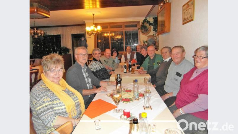 Das Foto zeigt Vereinswirt Kajetan Merkl und Vorsitzenden Alfred Wagner (Dritter und Vierter von rechts) im Kreise der Schützen. Bild: hl