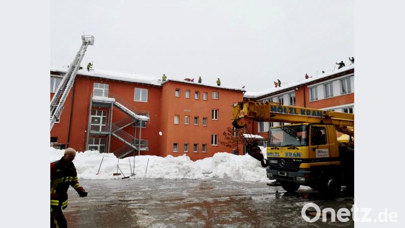 Oberpfälzer Einsatzkräfte helfen im Schneechaos. Bild: Alexander Auer