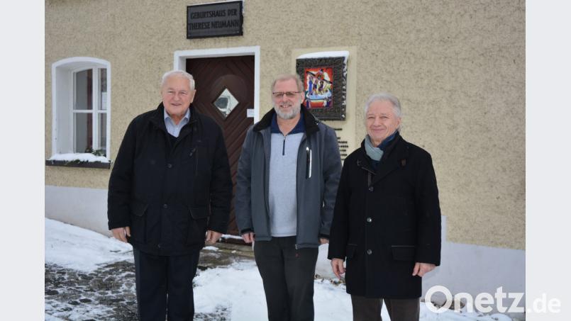 Initiator Manfreds Grüssner (rechts) ist es zu verdanken, dass die Theatermacher des Landestheaters Oberpfalz (LTO) am 23. Januar nach Konnersreuth kommen, um dort ab 19.30 Uhr im Gasthof Schiml das Stück „Resl unser“ vorstellen. Zuvor gibt Altbürgermeister Michael Hamann (links) den Theatermachern noch eine exklusive Führung durch das Resl-Haus (im Hintergrund). Mit dabei ist auch Pfarrseelsorger Pater Benedikt Leitmayr. Bild: jr