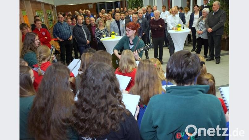 Die „Bunten Töne“ im Vordergrund mit Leiterin Katharina Hößl. Im Hintergrund die Gäste. Bild: bkr