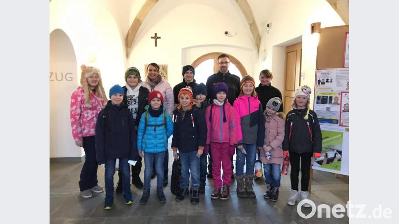 Carsten Landgraf zeigt den Feuerzwergen das Polizeigebäude. Bild: ak
