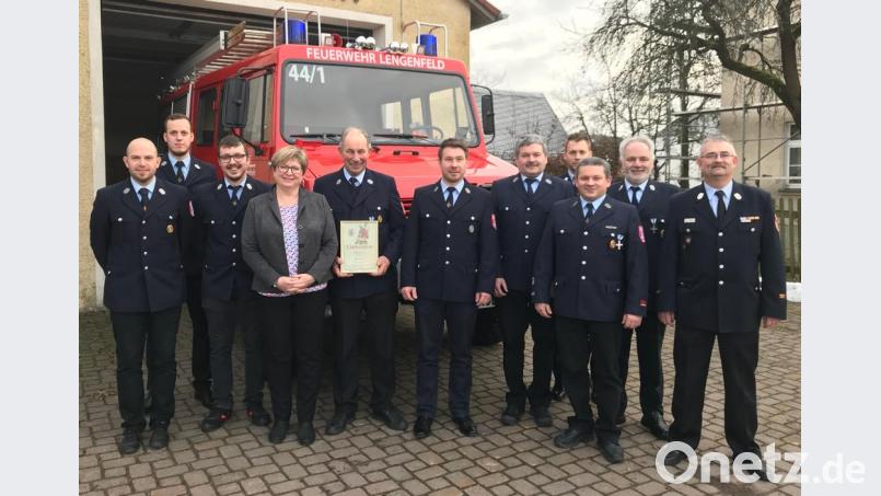 Mit einer neuen Führungsmannschaft geht die Feuerwehr Lengenfeld ins Jahr 2019. Im Bild von links Michael Kastner, Florian Lippert, René Schuchter, dritte Bürgermeisterin Gisela Kastner, der für 60 Jahre Mitgliedschaft ausgezeichnete Karl Lippert, Dieter Lippert, Hermann Kaiser, Michael Kreitmeier, Gerhard Kaiser, Rolf Müller und Kreisbrandmeister Günther Fachtan. Bild: exb