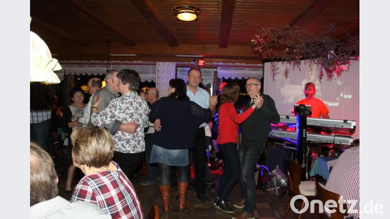 Zu der Musik des Duos „Sommerwind“ konnte beim Faschingsball der Feuerwehr Pirkhof das Tanzbein geschwungen werden. Bild: frd