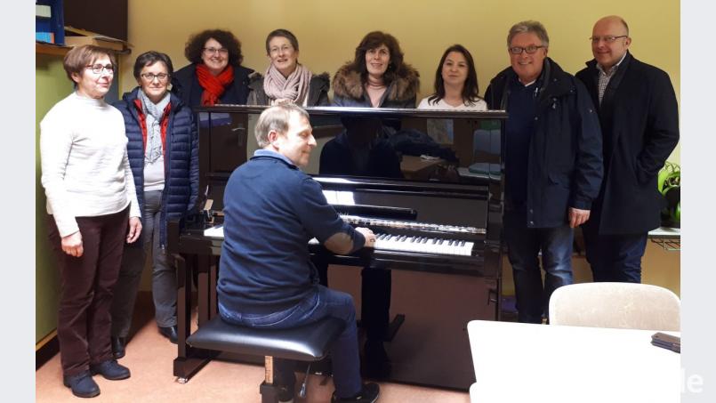 Sie wissen, was Musik kann. Unser Bild zeigt einen Teil des aktuellen Vorstands (von rechts): stellvertretender Vorsitzender Walter Thurn, Vorsitzender Dr. Georg Bayerl, Katharina Bormann-Fox, Gabi Molz, Sieglinde Hollmer, Elisabeth Kallmeier, Maria Förster und Christine Rozinski. Am Klavier sitzt Schulleiter Joachim Steppert. Bild: do