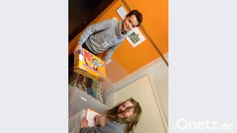 Die Schüler organisieren selbstständig die Ausleihe Bild: fz