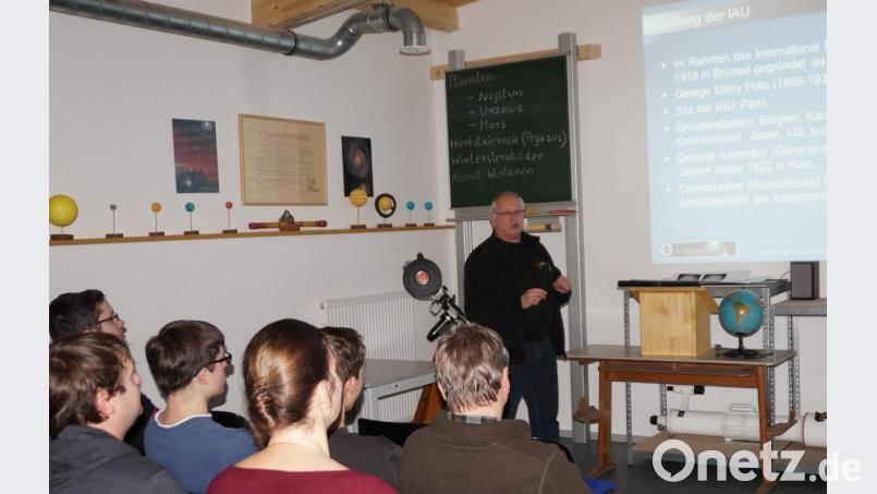 Siegi Roßkopf gab beim Aktionstag zum 100-jährigen Jubiläum der Internationalen Astronomischen Union (IAU), den die Sternenfreunde Dieterskirchen veranstalteten, einen interessanten Abriss über die internationale astronomische Vereinigung. Bild: weu