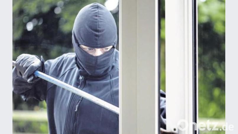 Als ein Mann in Mantel nach einer Reise in sein Haus in Mantel zurückkehrt, stellt er fest, dass er ungebetenen Besuch hatte. Symbolbild: exb