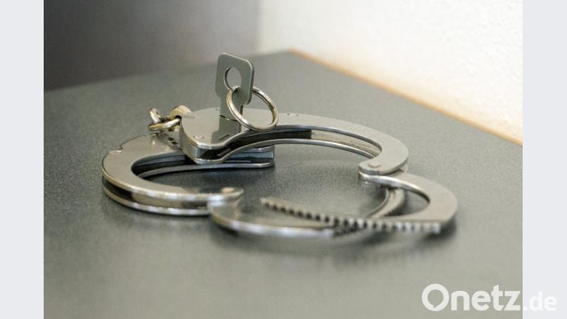 Auf den abgetauchten Hass-Blogger warten nicht nur Handschellen bei der Festnahme, sondern auch der Vollzug einer Freiheitsstrafe von einem Jahr und fünf Monaten wegen seiner Internet-Pöbeleien. Bild: Armin Weigel