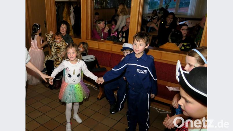 Viel Spaß hatten die kleinen Faschingsfreunde beim Kinderfasching im Sportheim des FC Schwandorf. Bild: Hirsch