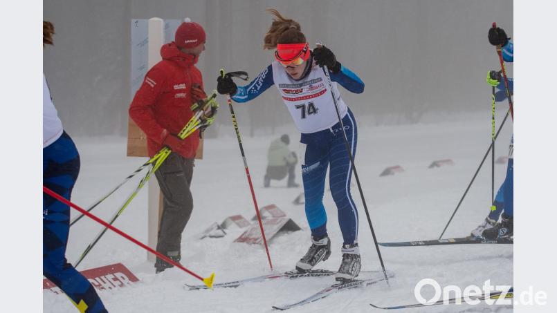 Im Finale bricht Reisnecker der Stock. Hier kurz nach der Übergabe eines Ersatzstockes durch einen Betreuer eines anderen VereinsSie gewinnt den Lauf am Ende mit Vorsprung. Bild: chl