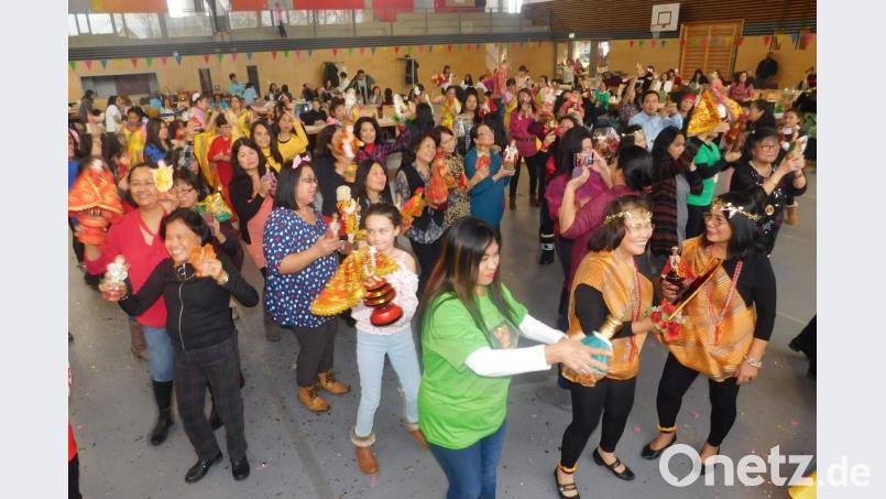 Sechs Stunden tanzen 250 Philippinerinnen beim Santo-Niño-Fest in Speichersdorf und zeigen den Besuchern ihre Kultur. Bild: hai
