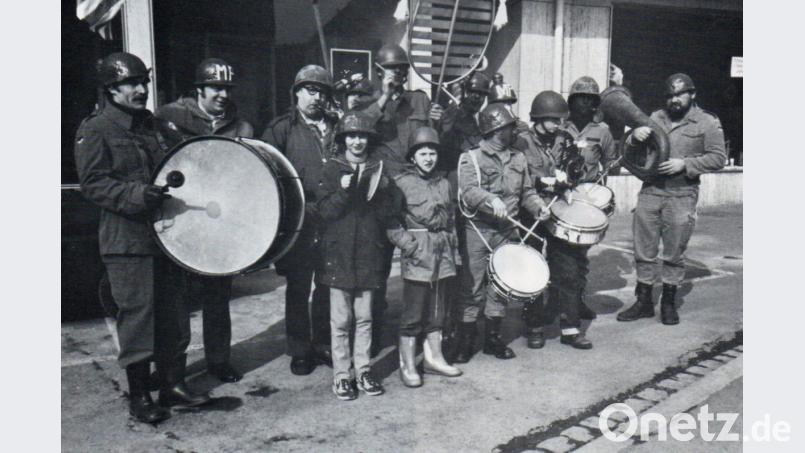 Zur Faschingszeit marschiert sogar die hauseigene "Krone-Band" im amerikanischen Militär-Look auf. Bild: Aloisia Rebl/exb