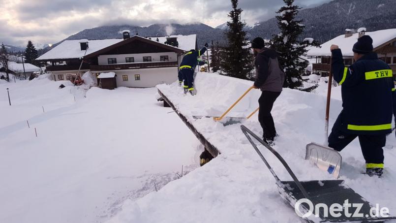 Teilweise bis zu 1,2 Meter hoch türmte sich der Schnee auf den Dächern. Haupteinsatzbereich war für das Oberviechtacher THW am Samstag das große Kurhaus (Bild) in der Gemeinde Krün bei Garmisch-Partenkirchen. Hier im Bild der Pavillon des Kurhauses. Bild: bgl