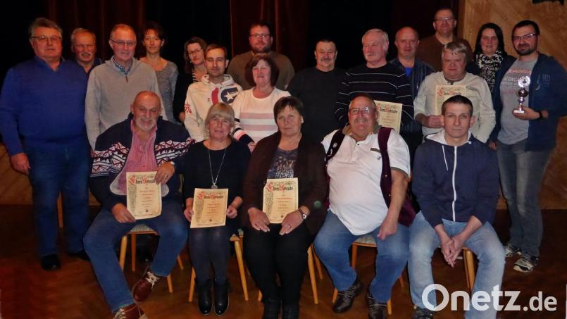 Die wiedergewählte Vorstandschaft ehrt langjährige Mitglieder: Bernhard Meiler, Andrea Meiler, Ingrid Pschierer, Horst Straka, Rudolf Straka (von links sitzend). Ferner Günther Magerl, Fritz Pschierer, Peter Ertl, Ramona Zupfer, Bettina Ochs, Denis Daubner, Kornelia Farnbauer, Thomas Kummer, Fritz Staufer, Walter Kummer, Martin Weiß, Werner Staufer, dahinter Mario Eschenbacher, Bianka Eschenbacher, Markus Pschierer (Stehend von links). Bild: R. Kreuzer