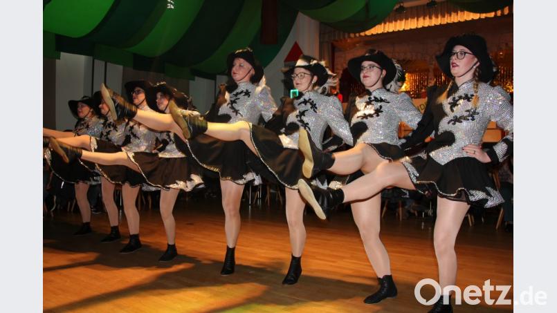 Die achtköpfige Prinzengarde der &quot;Rosamunde&quot; beim Gardetanz. Bild: kro