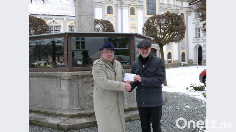 530 Euro aus dem Erlös des Konzerts zwischen Weihnachten und Neujahr in der Basilika übergab MGV-Vorsitzender Klaus Rösch an Stadtpfarrer Thomas Vogl (rechts) als Beitrag zur Finanzierung der Orgelreinigung. Bild: kgg