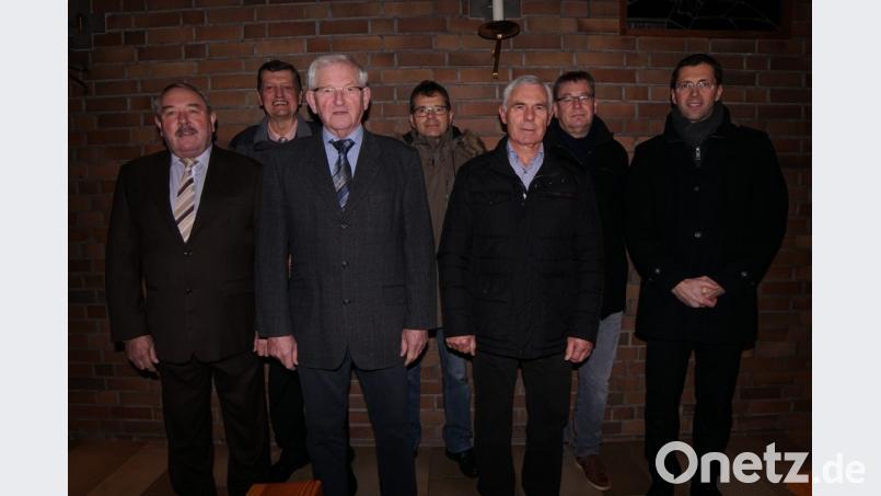 Johannes Plank, Franz Ziegelmeier, Karl Thanner, Helmut Strunk, Ulrich Scheuerer und Michael Sperl (von links) sind aus dem Gremium ausgeschieden. Pfarrer Michael Hoch (rechts) würdigte ihre Verdienste. Bild: nib