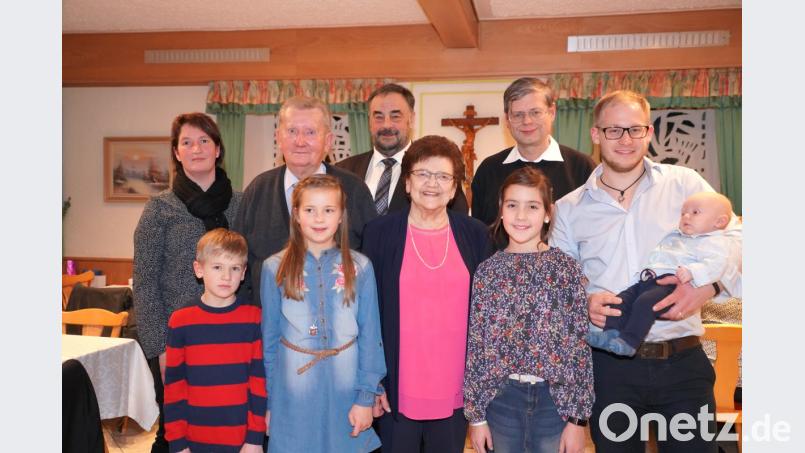 Agnes Greiner (vorne Mitte) freut sich über die Glückwünsche zum 85. Geburtstag. Bild: fvo