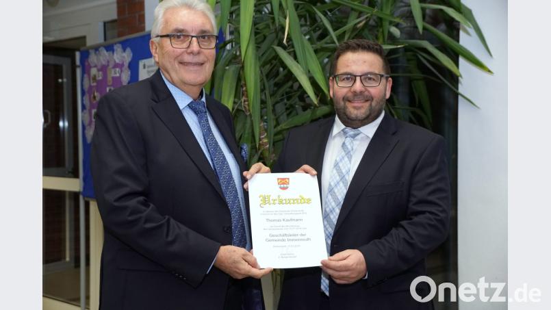 Dipl.-Verwaltungswirt (FH) Thomas Kaufmann (rechts) übernimmt nun offiziell die Aufgabe des Geschäftsstellenleiters. Zweiter Bürgermeister Josef Hecht überreicht ihm eine Urkunde. Bild: bkr
