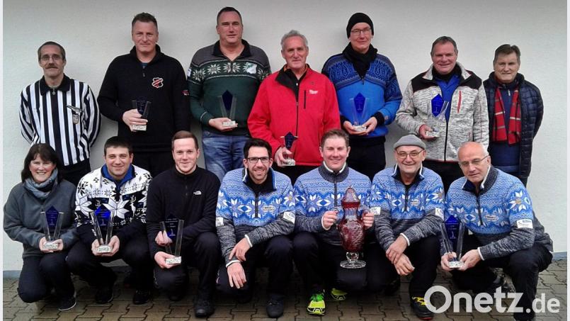 Wettbewerbsleiter Klaus Horn (hinten rechts) und Schiedsrichter Ingo Hannes (hinten links) ermöglichen den Turnierteilnehmern ein optimal organisiertes Turnier. Erster Gewinner des Wanderpokals ist der SV Mühlhausen. Bild: R. Kreuzer