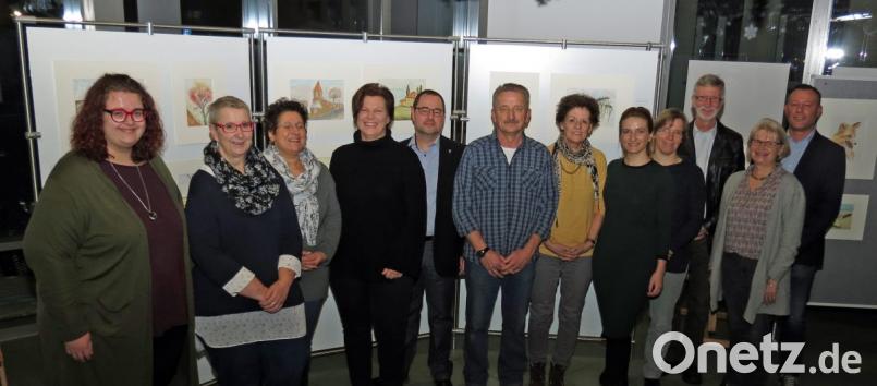 In einer Werkschau präsentieren Hobby-Künstler ihre Aquarelle in der Aula der Volkshochschule. VHS-Geschäftsführer Stefan Frischholz (rechts) dankt Dozenten Heinz Müller (Dritter von rechts). Bild: Dobmeier