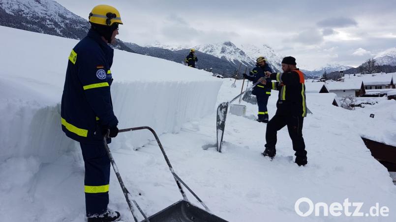 Teilweise bis zu 1,2 Meter hoch türmte sich der Schnee auf den Dächern. Haupteinsatzbereich war für das Oberviechtacher THW am Samstag das große Kurhaus (Bild) in der Gemeinde Krün bei Garmisch-Partenkirchen. Bild: bgl