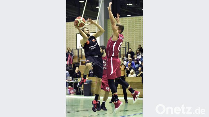 Den Neustädter Basketballern werden einige Spieler gegen USC Leipzig fehlen. Auch der Einsatz von Tobias Merkl (links) ist fraglich. Bild: G. Büttner