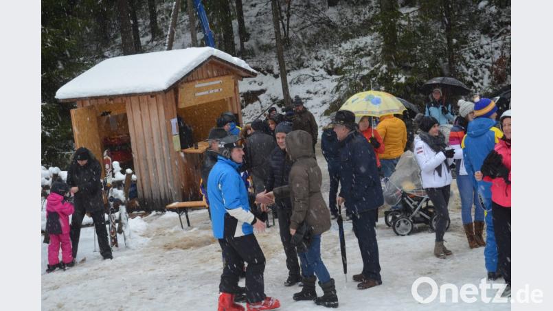 An der Hütte des Burschenvereins am Fuß der Piste gibt es Glühwein für 100 Cent Bild: fz