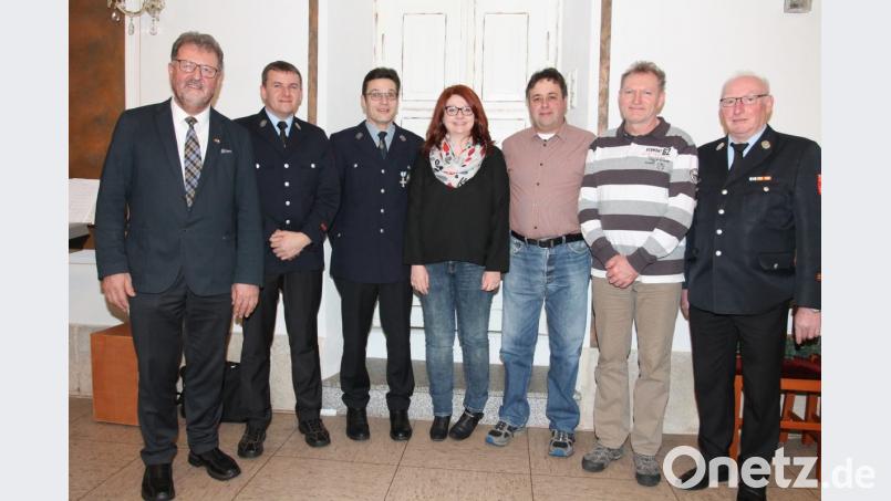 Die Kommandanten Michael Stahl (Zweiter von links) und Bringfried Bock (Dritter von links) freuen sich über die Neumitglieder Marina Hirnet, Robert Lindner und Karl Schweigl (ab Mitte nach rechts). Das gilt auch für Kreisbrandmeister Alfons Huber (rechts) und Bürgermeister Johann Maurer. Bild: pi
