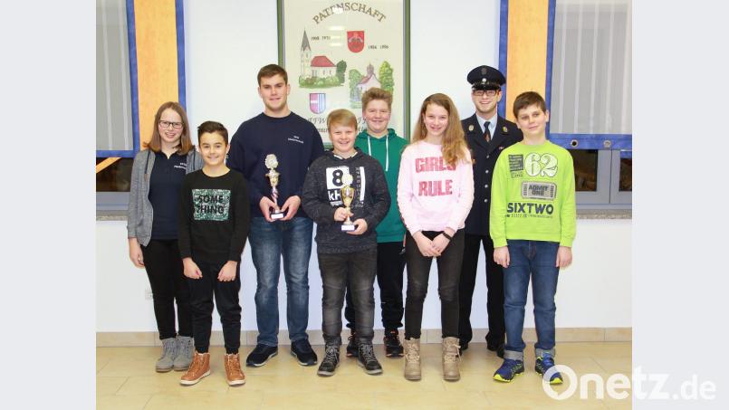 Wanderpokale für die Übungsfleißigsten erhielten in der Klasse 12 bis 15 Jahre Alexander Kramer (rechts) und in der Klasse ab 15 bis 18 Jahre Andreas Stepper (links). Mit im Bild Jugendwart Dominik Schießlbauer (in Uniform) und ein Teil der sehr erfolgreichen Jugendfeuerwehr Niedermurach/Rottendorf. Bild: boj