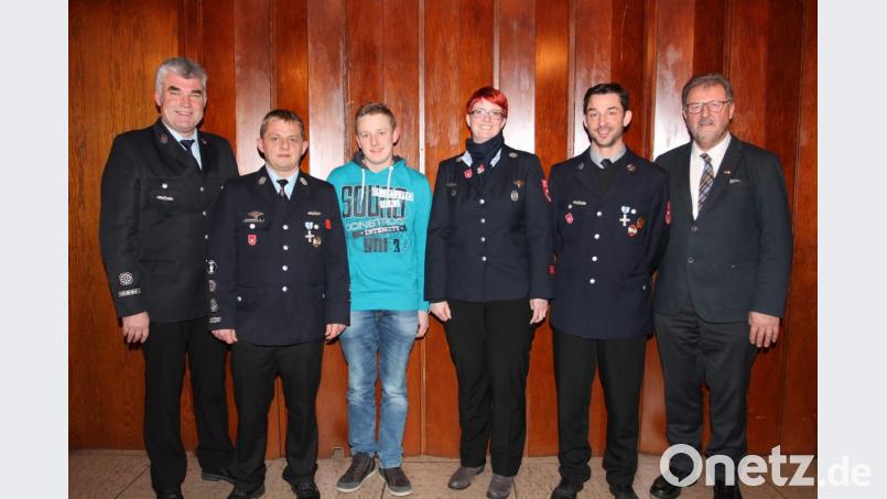 Kommandant Matthias Scheinkönig (Zweiter von links) nimmt zusammen mit seinem Stellvertreter Martin Scheibl (links) Beförderungen und Auszeichnungen vor. Bild: pi
