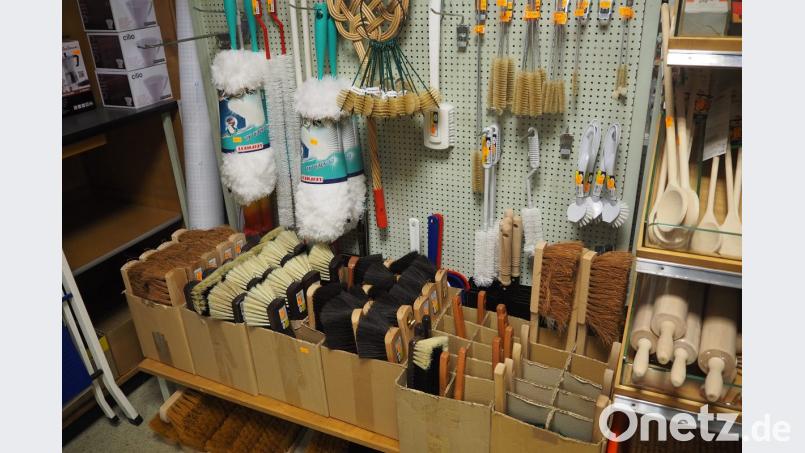 Ein Sortiment an Besen gleich neben Kochlöffel und Nudelwalze: Auch mit den Haushaltswaren ist es dann vorbei, wenn das Eisenwarengeschäft Haas im Oktober oder November schließt. Bild: bl