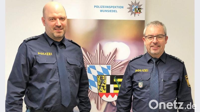 Erster Polizeihauptkommissar Hubert Schricker (rechts) begrüßt Polizeihauptkommissar Wolfgang Schultes. Bild: exb