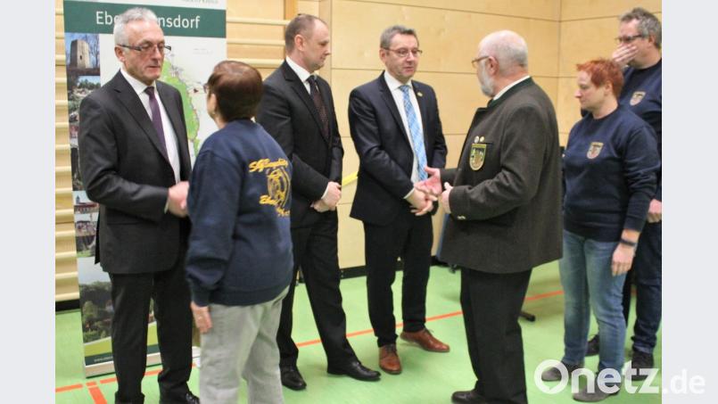 Großes Händeschütteln und Austauschen von guten Wünschen beim Neujahrsempfang im Domcom: Die drei Bürgermeister (von rechts) Josef Gilch, Dritter Bürgermeister Erich Meidinger und Zweiter Bürgermeister Michael Götz haben viel zu tun. Bild: wec