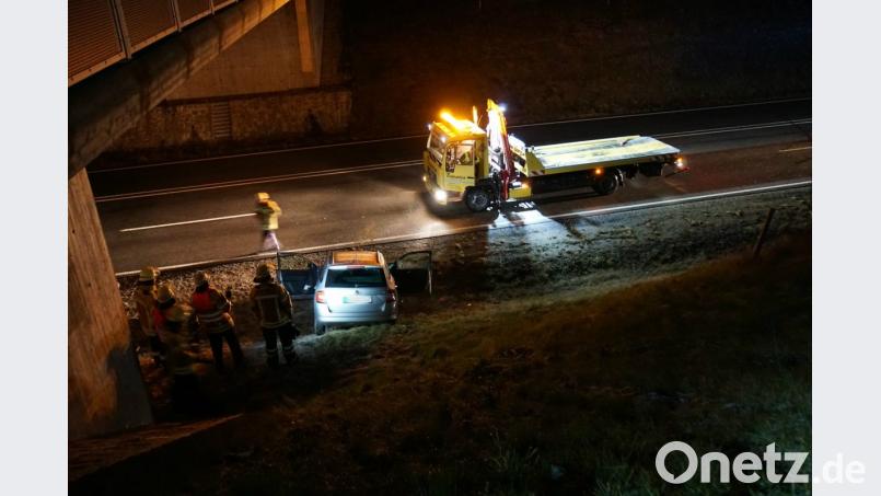 Ein silberfarbener Skoda-Kombi ist am Montagabend bei der B85 auf Höhe Schäflohe von der Straße abgekommen. Bild: dmra