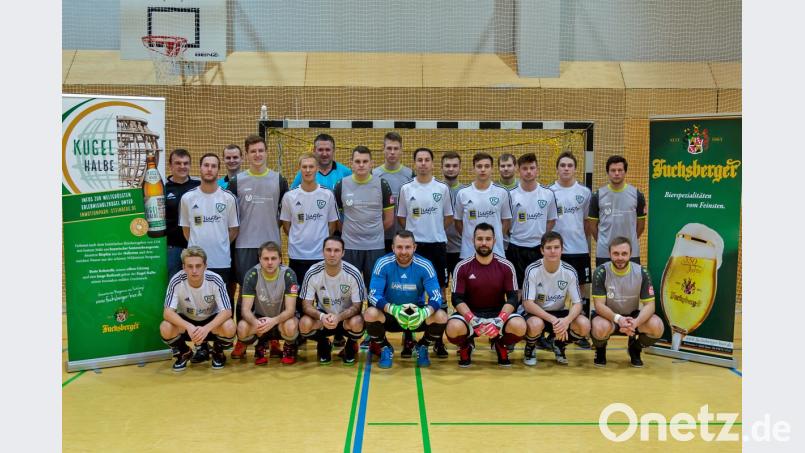 Der TSV Eslarn (graue Trikots) bezwang Gastgeber FC OVI-Teunz im Finale des Fuchsberger-Futsal-Cups. Bild: gud
