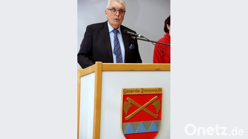 Amtierender Bürgermeister Josef Hecht wertet den Zusammenhalt in der Gemeinde dafür, aus den Turbulenzen gekommen zu sein. In die Zukunft blickt er deshalb positiv. Bild: bkr