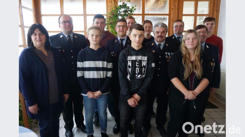 Für ihre Erfolge wurden die Nachwuchskräfte der Feuerwehr Gaisthal-Rackenthal ausgezeichnet. Dazu gratulierten die Feuerwehrführung sowie Bürgermeisterin Birgit Höcherl. Bild: see