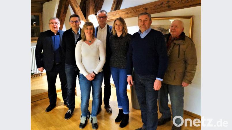 Der Geopark Kaolinrevier wählt einen neuen Vorstand (von links): Zweiter Vorsitzender Josef Reindl, Revisor Siegbert Gmey, Schriftführerin Monika Reindl, Vorsitzender Hermann Falk, Regina Wolfohr (Landratsamt Amberg-Sulzbach), Revisor Rudolf Bergmann und Dieter Schraudner. Bild: exb