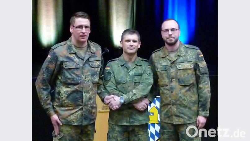 Mit Handschlag besiegelten (von links) der der scheidende Kompaniechef, Hauptmann Sebastian Süß, Oberstleutnant Alexander Kolb, Kommandeur des Logistikbataillons 472, und Süß’ Nachfolger, Hauptmann Andreas Kaiser, die Kommandoübergabe. Bild: penh
