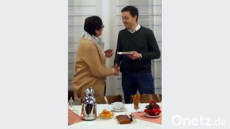 Vorsitzende Regina Völkl gibt die Spende an Pfarrer Stefan Rödl weiter. Ferner überweist der Frauenbund einen Obulus an die Aktionen Feuerkinder und Frauen helfen Frauen in Not. Bild: R. Kreuzer